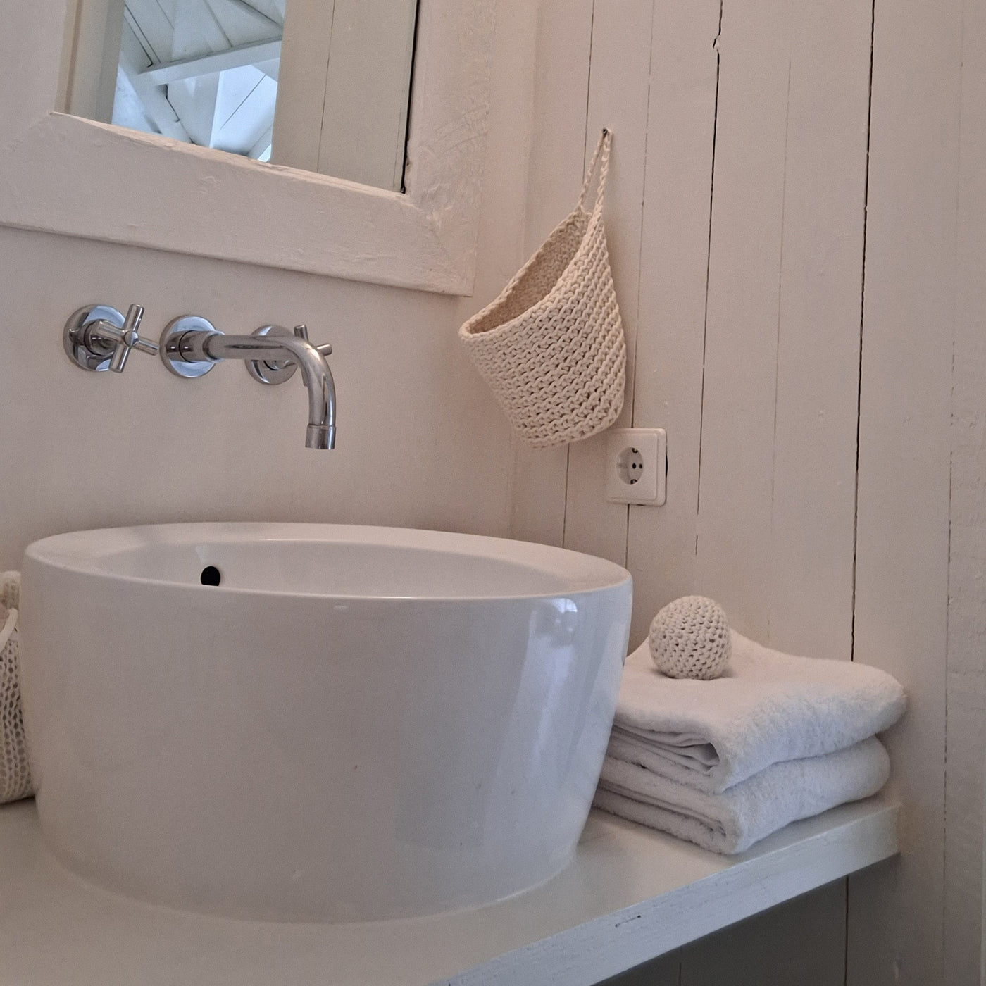 Dikke zachte hotel handdoeken naast een wastafel met kraan