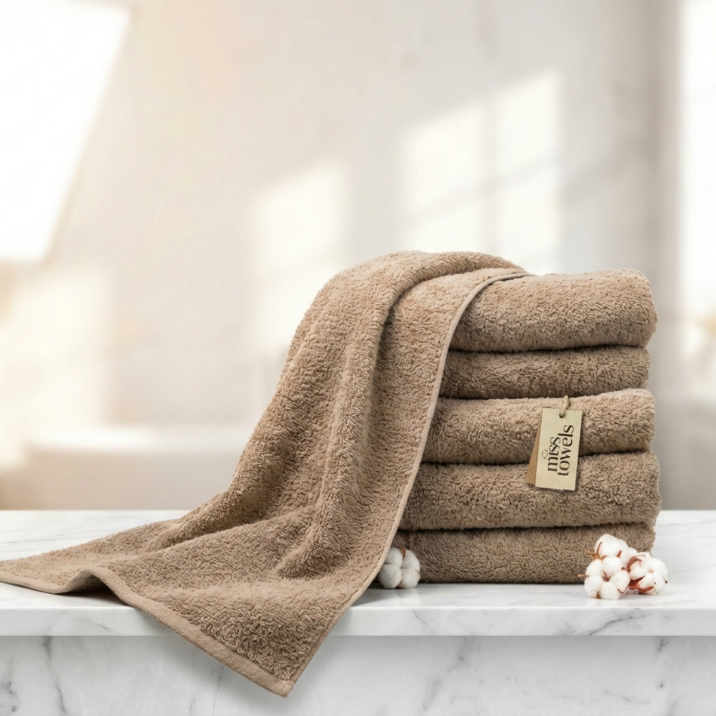 Stapel kastanje bruine hotel handdoeken  lang:"nl"