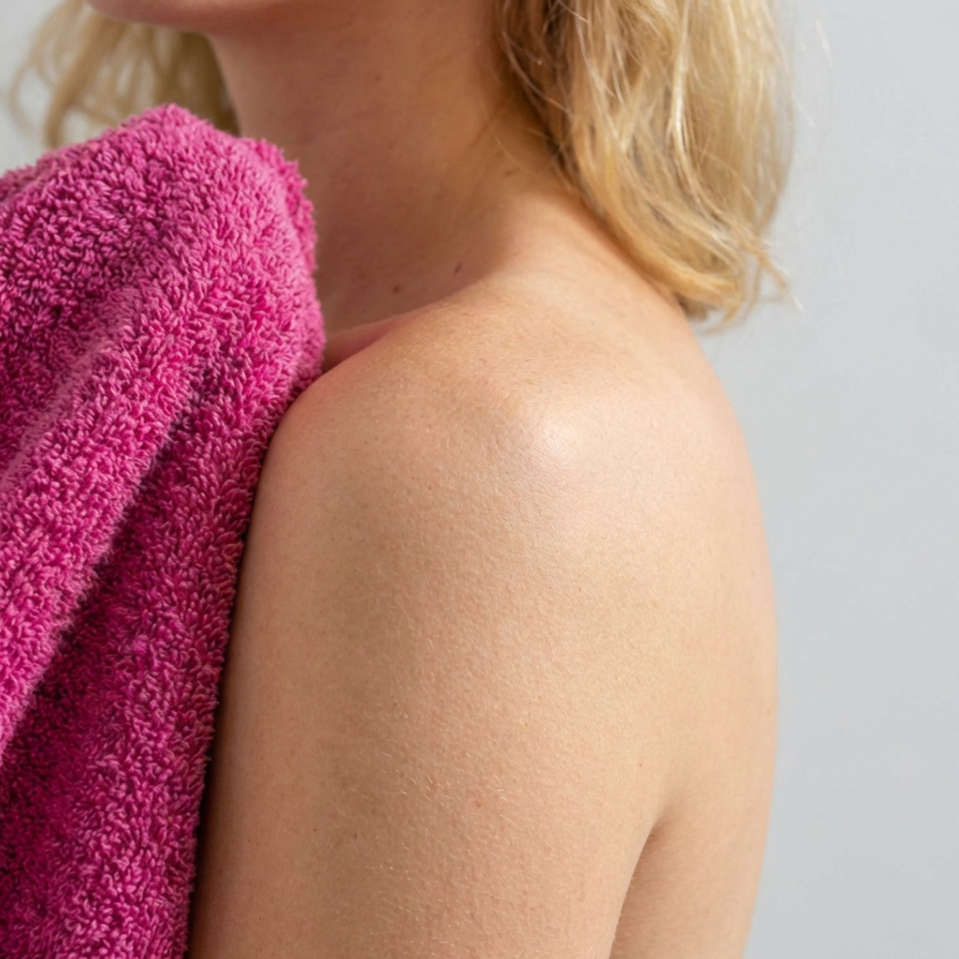 Fuchsia hotelkwaliteit handdoek met model lang:"nl"