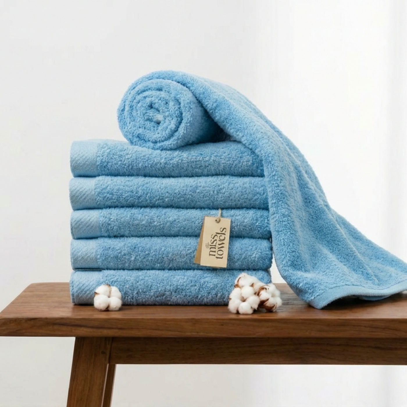 Stapel dikke zachte hemelsblauwe hotel handdoeken  lang:"nl"