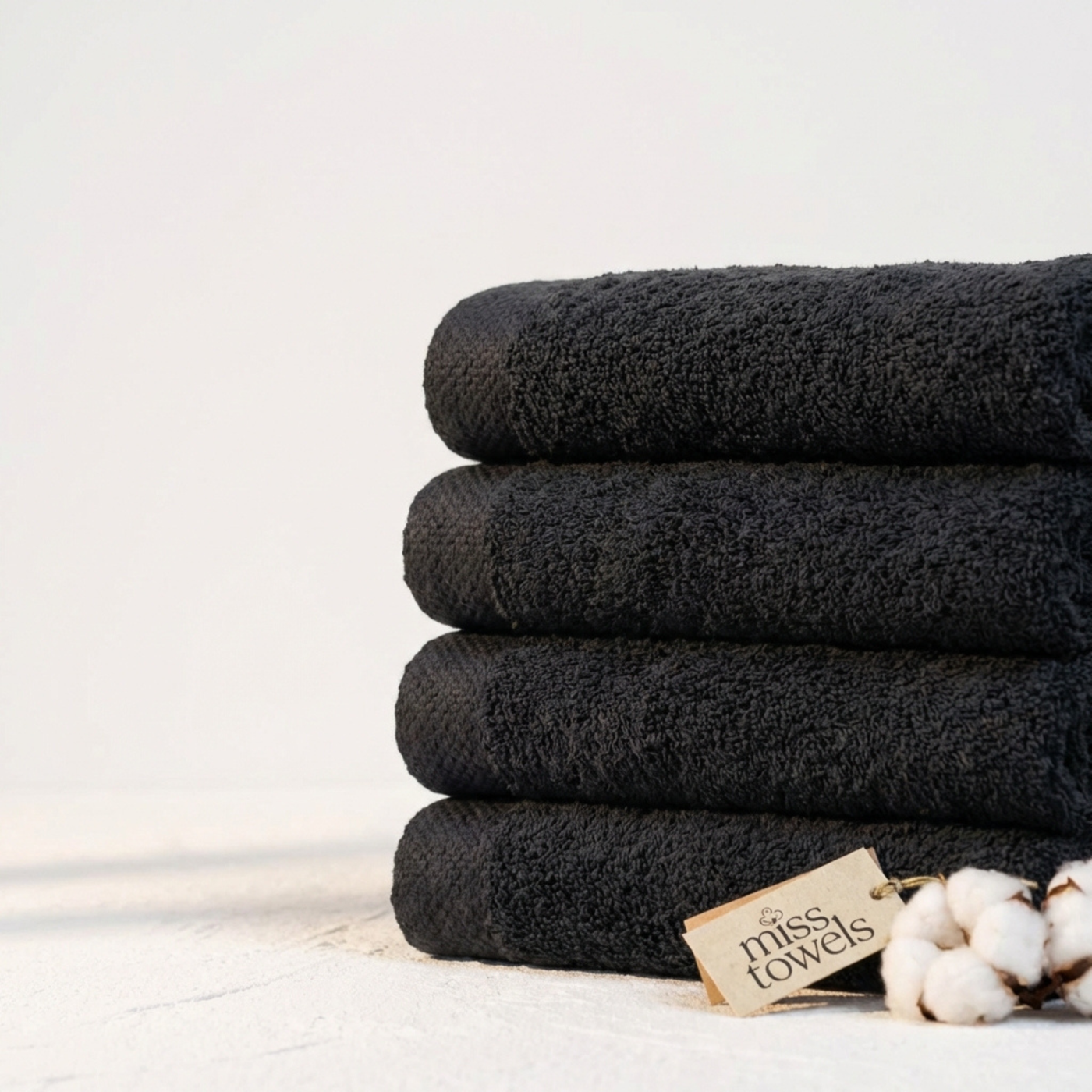 Stapel zwarte hotelkwaliteit handdoeken lang:"nl"