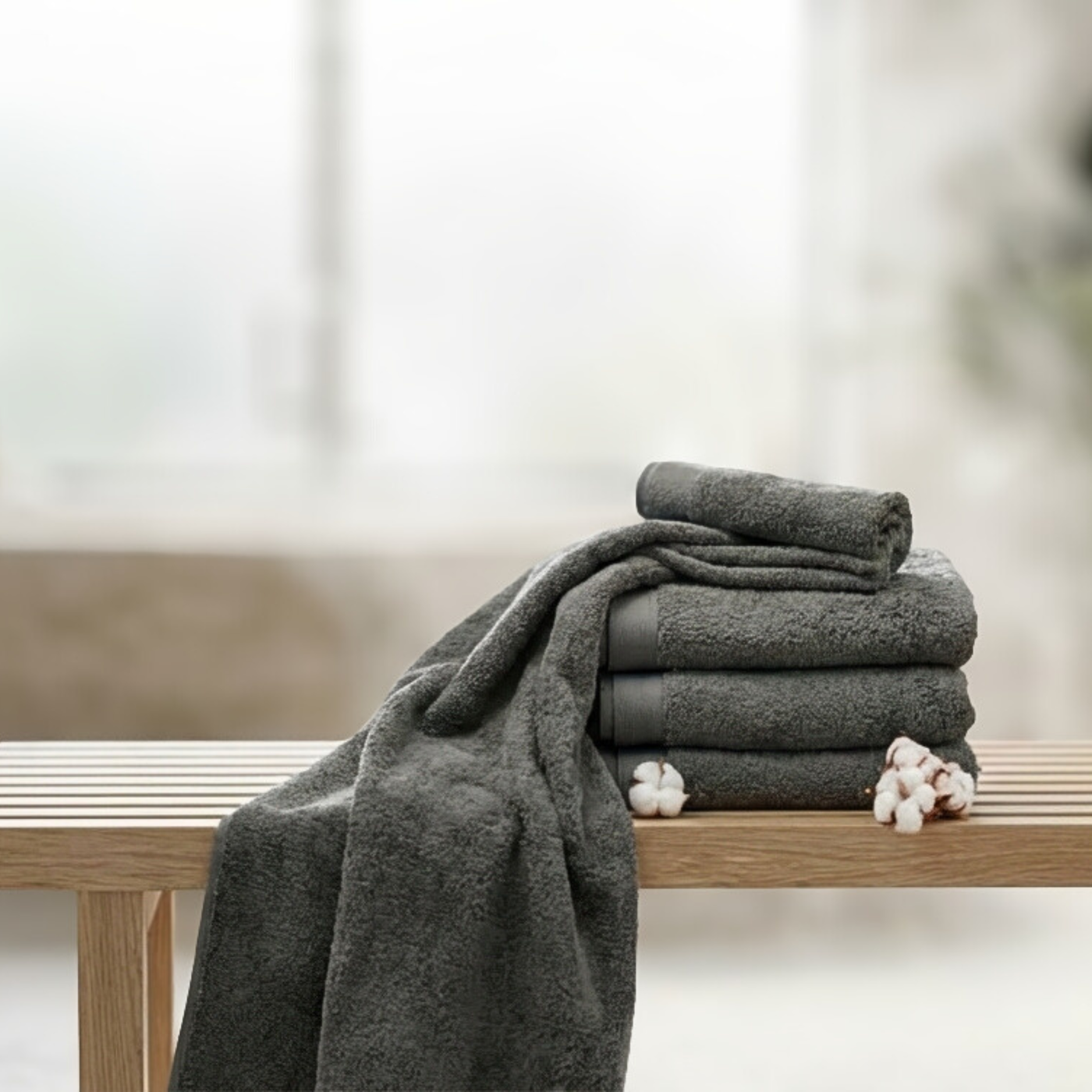 Stapel dikke zachte hotel handdoeken antraciet lang:"nl"