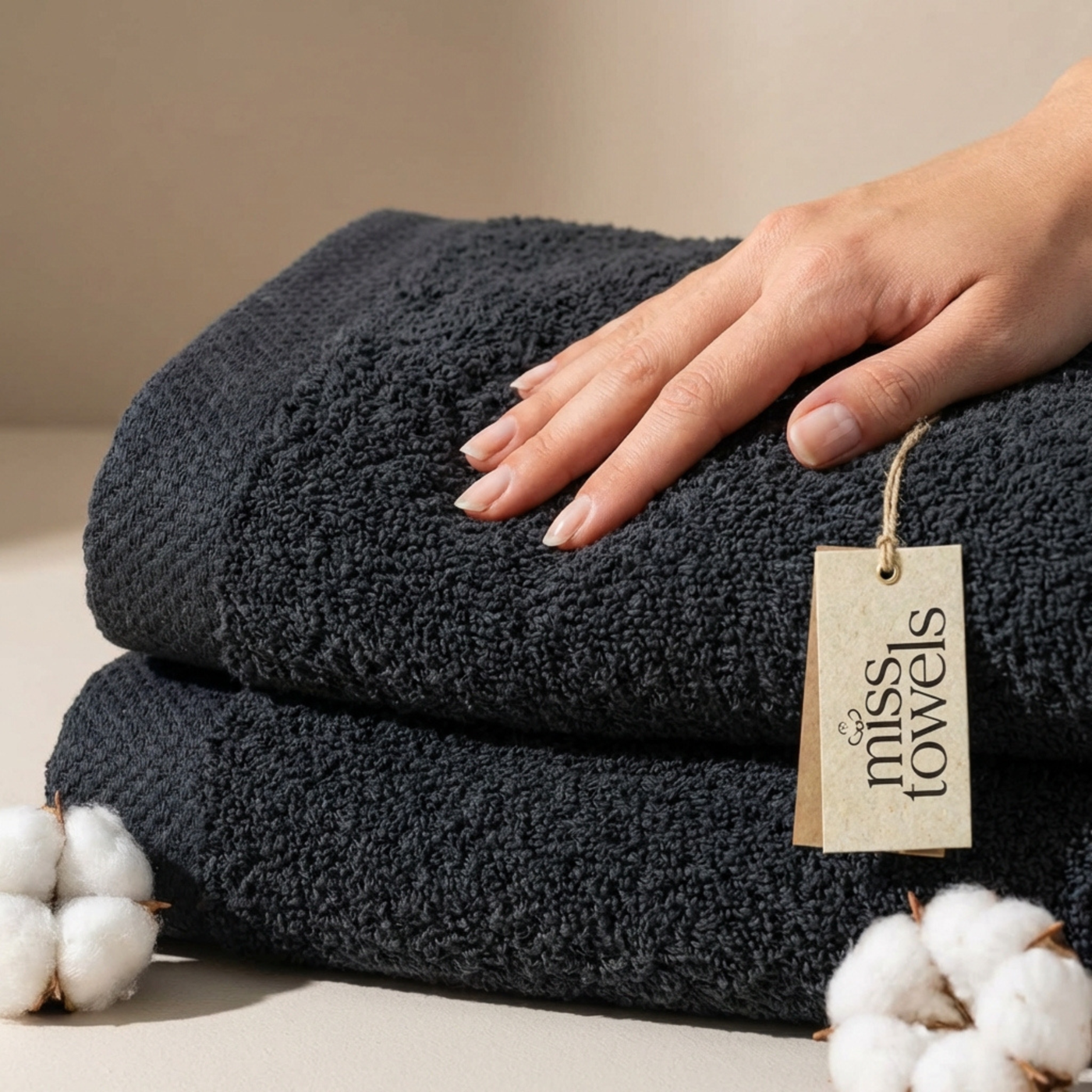 Stapel zwarte hotel handdoeken lang:"nl"