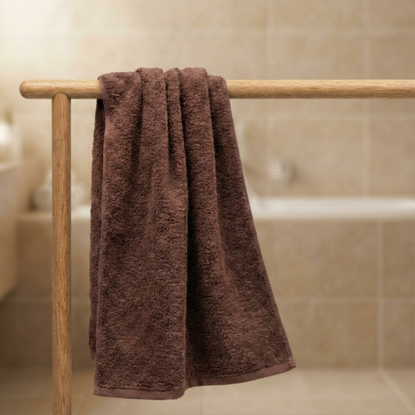 Chocolade bruine hotel handdoek over een rekje  lang:"nl"